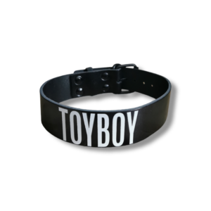 Schwarzes Leder Bdsm Halsband mit Toyboy Text in weiß